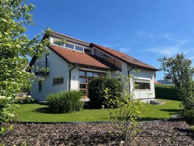Großzügiges, modernes Einfamilienhaus mit Galerie, Kamin und gepflegtem Garten in ruhiger Wohnlage