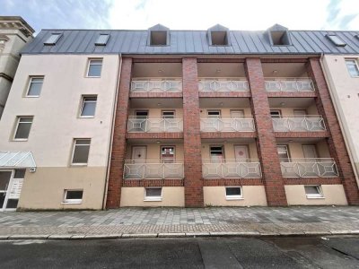 Helle 2–ZKB–Balkonwohnung im Dachgeschoss mit Einbauküche zu vermieten!