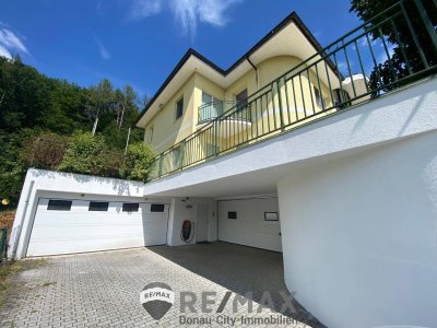 "Gediegene Villa, große Wohnfläche, viele Garagenplätze"