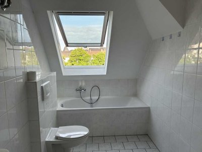 Geräumige helle 2 Zimmer Wohnung  mit Wohnküche hohen Decken. Provisionsfrei