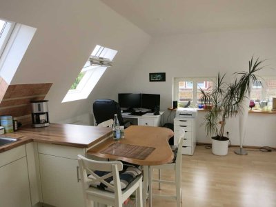 Schöne, helle 2-Zi.-Dachgeschosswohnung, 65 m² mit EBK ideal für Singels und Paare