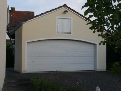 Ansprechende und neuwertige 4,5-Zimmer-Wohnung mit geh. Innenausstattung mit Balkon