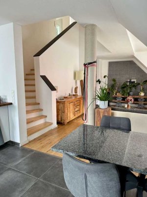 Moderne, neuwertige  2,5-Zimmer Maisonette-Wohnung mit Balkon in Hallstadt