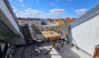 Lichtdurchflutete, moderne Dachwohnung mit Aussicht: zentral gelegen, dennoch ruhig *provisionsfrei*
