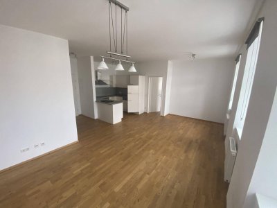 Geräumige, zentral gelegene, helle 2-Zimmer-Wohnung mit möblierter Küche in Ried