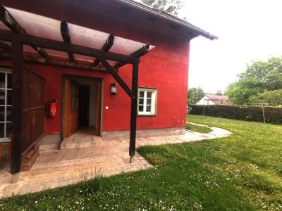 * * Hübsche Wohnung mit Terrasse, eigenem Garten und Carportplatz in idyllischer Lage! * *