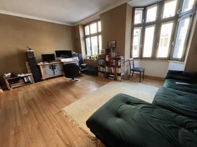 Zentrale 2,5-Zimmer-Altbauwohnung im Stadtkern mit Kamin im 1. OG, 910 € warm €