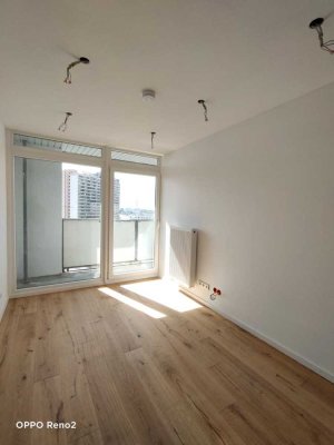 ++TOP barrierefreie, neu renovierte 4 ZKB++Einbauküche++neues Bad+ Gäste WC++Parkett++Fahrstuhl++