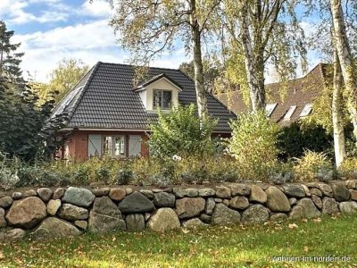 Hohwacht: Modernes Einfamilienhaus mit zauberhaftem Grundstück in allerbester Lage