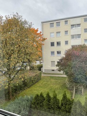 Ruhiggelegene Wohnung mit zwei Zimmern sowie Süd-Balkon und Einbauküche in München