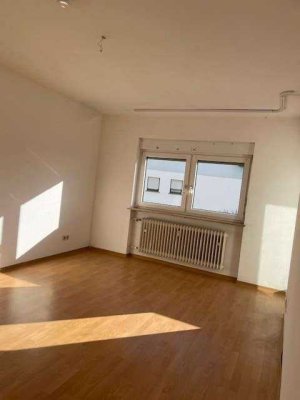 Schöne 3-Zimmer-Wohnung im 1. OG mit Balkon