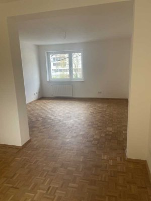Komplett renovierte helle 2-Zimmer-Wohnung, Wohnküche, Balkon, in Milbertshofen
