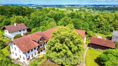 Dorfen: Charmanter Hof mit Austragshaus, Stallungen und weitläufigem Grund in idyllischer Lage