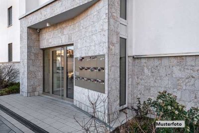 Vierfamilienhaus, Balkone und Garagen