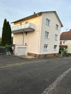 Neuwertige Wohnung mit drei Zimmern sowie Balkon und EBK in Heuchelheim