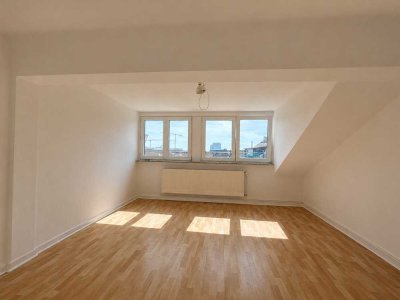 ***F-West/Nähe Galluswarte*** helle 2-Zimmer-Dachwohnung