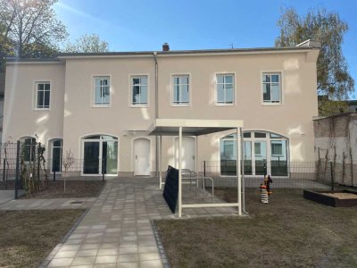 Erstbezug in ruhiger Lage – Remise mit Charme!