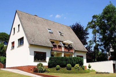 L-förmiges Zweifamilienhaus mit Gartenidylle, Biotop und Doppel-Carport
