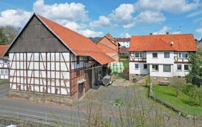 Bauernhaus mit großem Scheunengebäude in zentraler Ortslage Elgershausen