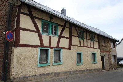 Handwerker aufgepasst! Historisches sanierungsbedürftiges Fachwerkhaus mit  Anbau + viel Baumaterial