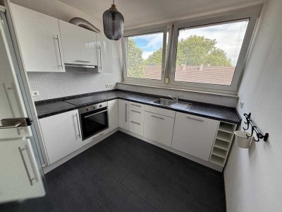 Sonnige 2-Zimmer-Dachgeschosswohnung mit Balkon und EBK in Krefeld