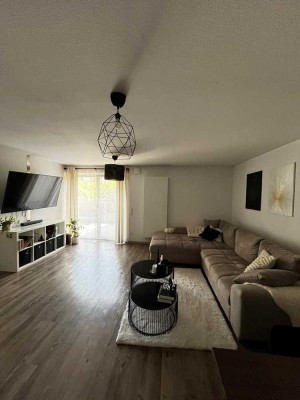 Schöne sanierte 2-Zimmer-Wohnung mit geh. Ausstattung und großer Terasse mit separatem Eingang