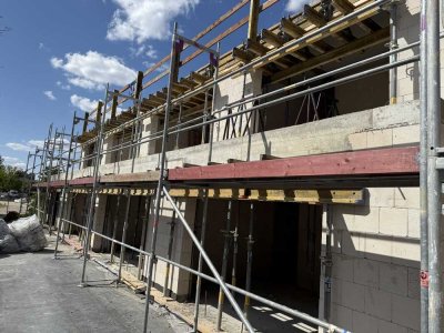 FAMILIENGLÜCK ! 4-Raum-Erdgeschosswohnung mit großer Terrasse und eigenem Gartenanteil in Feucht