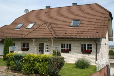 Ansprechende und modernisierte 3-Raum-Souterrain-Wohnung mit Balkon in Bornheim