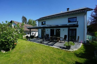 Neuwertiges, geräumiges Einfamilienhaus mit schönem Garten, Doppelgarage und Pkw-Stellplatz