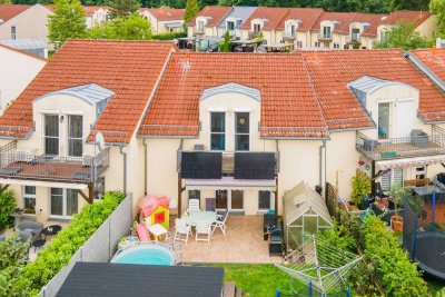 Seenah! Einbauküche, moderne Bäder, Rollladen, neue Außenanlagen u.v.m.: Reihenmittelhaus in Hönow