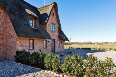 Innovative und einzigartige Neubau DHH in Wattenmeernähe unter Reet (Provisionsfrei)