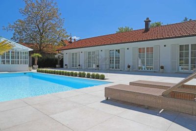 Lichtdurchfluteter Bungalow mit Pool und Garten in Siegsdorf