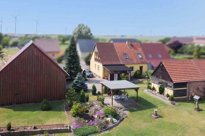 Platz für Familie und Hobbys: Gepflegte DHH mit großer Scheune und traumhaftem Garten