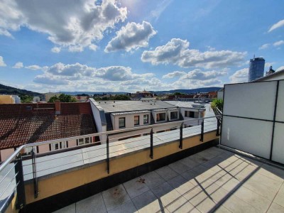 Dachterrasse, Parkett, zwei Bäder, TG-Stellplatz - Gut geschnittene 5-Raumwhg. in Toplage!