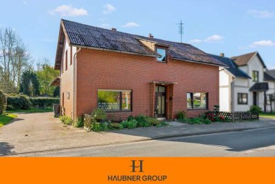 Einfamilienhaus mit ausbaufähigen Nebengebäuden – Wohnen, Arbeiten & Investieren in zentraler Lage