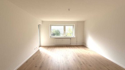 Erstbezug nach Sanierung: 2 Zimmer, Einbauküche und Balkon