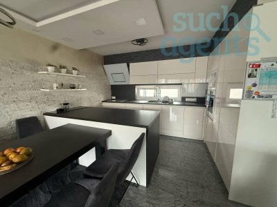 Offene Küche, großzügiger Wohnbereich und luxuriöses Badezimmer