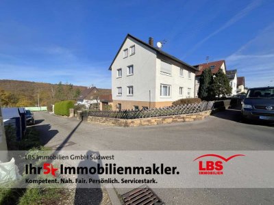 DIREKT AN FELD UND WIESE! Freist. 2-Fam.-Haus mit teilausgebautem Dachgeschoss! 3 Stellplätze! Gar.!