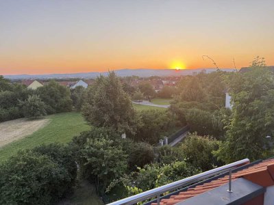 Modernisiertes Reihenhaus mit Taunusblick, Kamin,  Garten & teilgewerblicher Nutzungsmöglichkeit