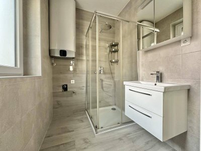 Saniert bis ins Detail: 80 m² Wohnkomfort im Halbstock mit Loggia!