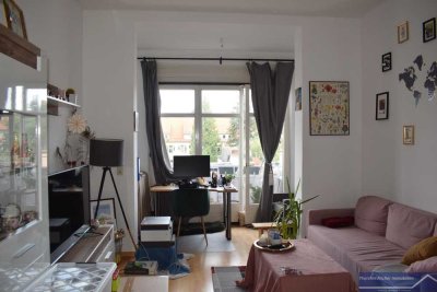 Niederrad: Stilvolle und sehr großzügige 2 Zi.-Altbauwhg. mit Balkon und EBK