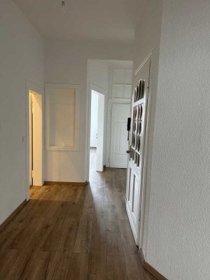 Altbauliebhaber aufgepasst: Helle und charmante 3,5 Zimmer Wohnung mit Balkon und Einbauküche