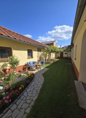 Wohnen, Arbeiten, Genießen – vielseitiges Zuhause in Vierkanthof-Struktur mit begrüntem Innenhof