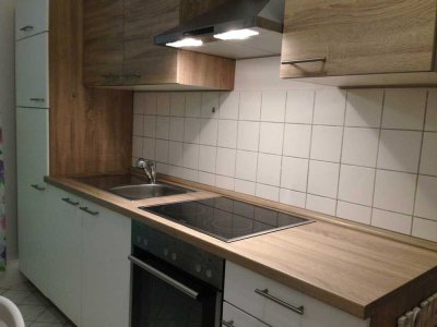 Wohnung im Hochparterre mit Einbauküche, Laminat, Bad mit Fenster, eigene Terrasse