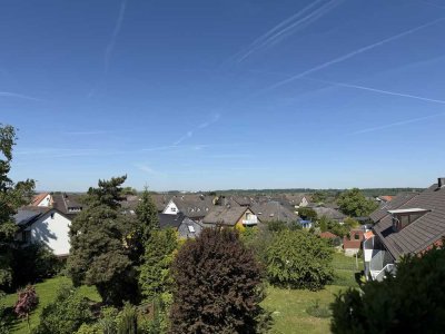 Wunderschöne Dachgeschoss - Wohnung in ruhiger Lage. Stellplatz, Küche und Fernsicht inklusive.