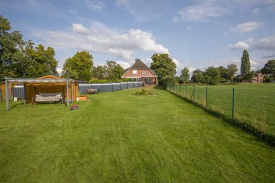 Moderne Doppelhaushälfte 
mit großem Grundstück 
am Feldrand