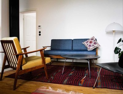 Stilvolle, helle 3-Zimmer-Altbauwohnung mit Balkon und Küche