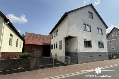 BERK Immobilien - Charmantes Einfamilienhaus mit zwei Wohneinheiten und großzügiger Scheune + Garage