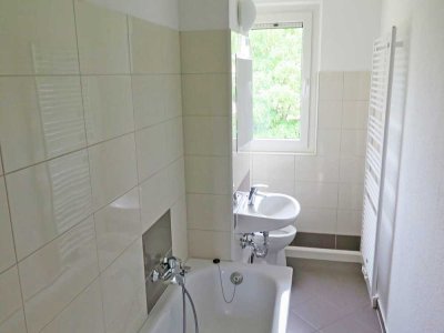 4-Raum-Wohnung, 2.Etage, mit Badewanne und PKW-Stellplatz! Bezug ab 01.01.26 möglich!