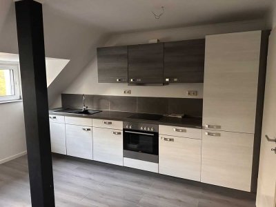 Attraktive DG-Whg. modernem Bad und offener Wohnküche inkl. Elektrogeräte